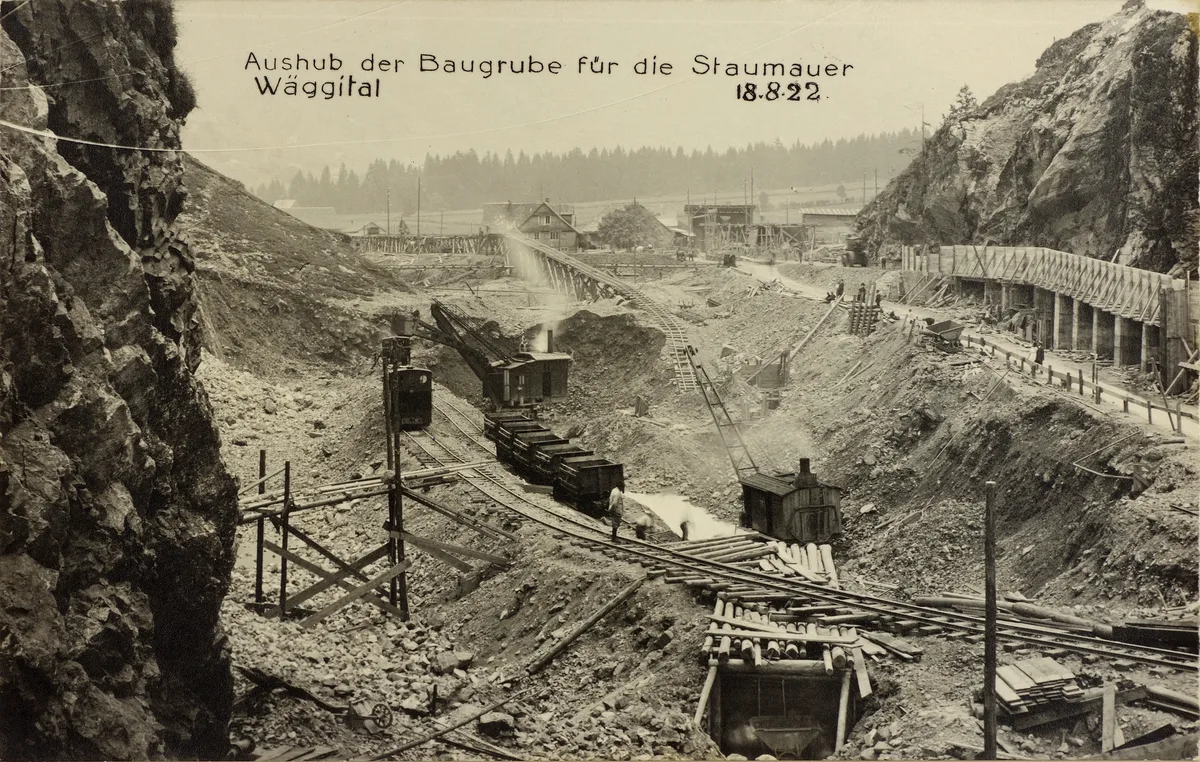 Alte Postkarte mit Baustelle
