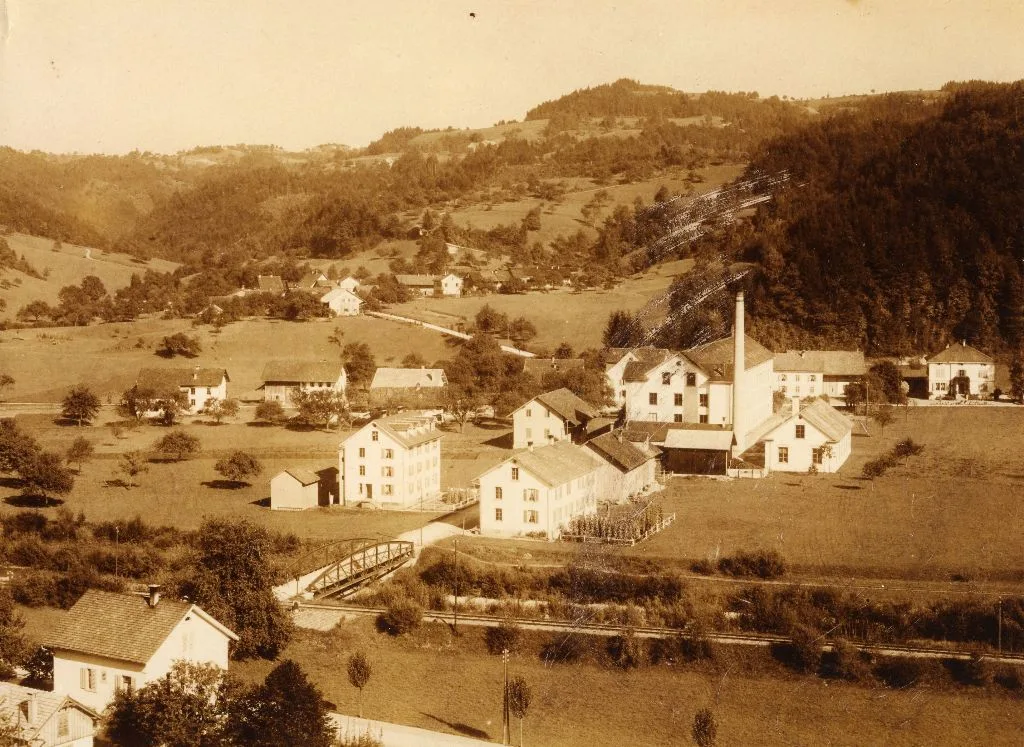 Man sieht die Weberei Grünthal in Juckern aus leicht erhöhter Perspektive, Foto aus dem Jahr 1898.