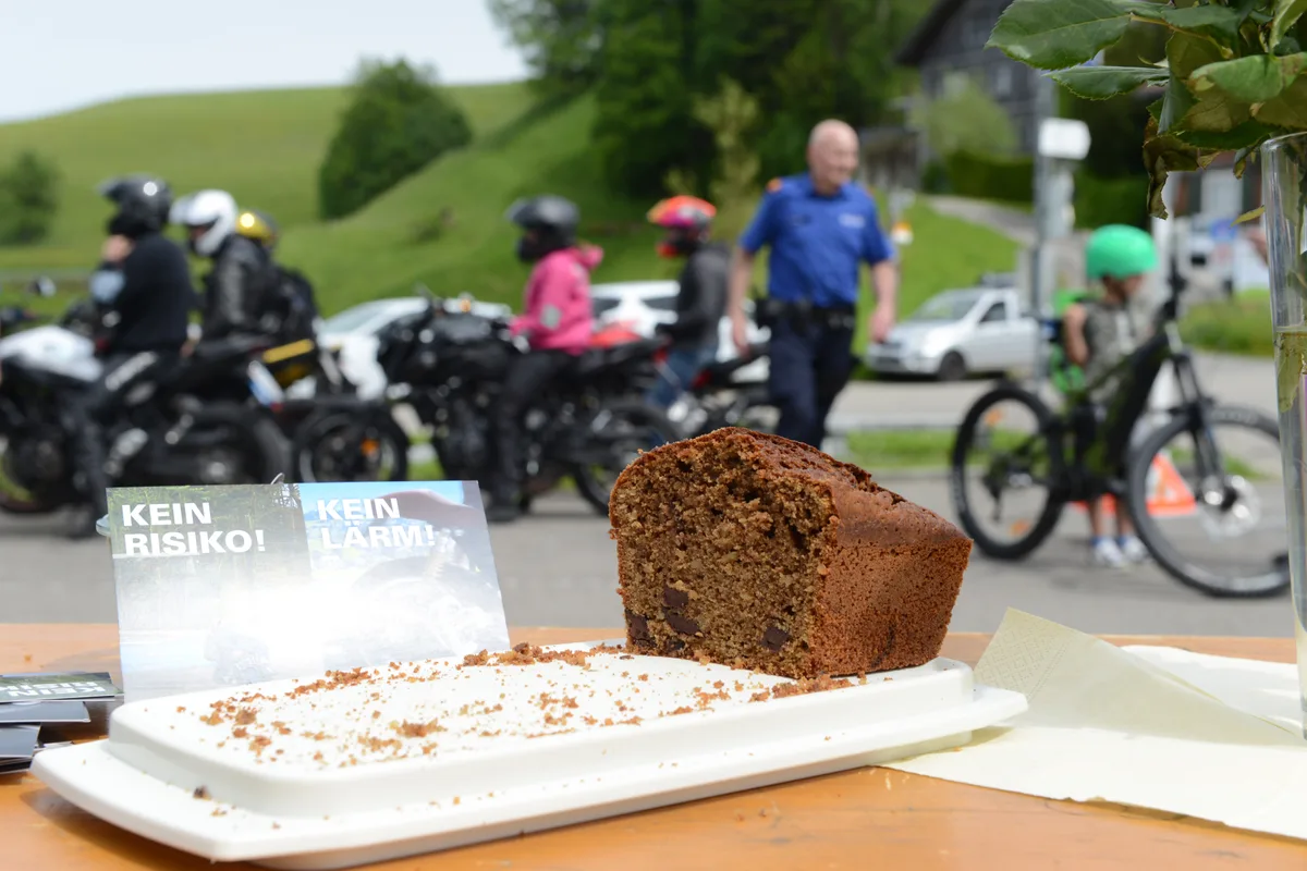 In Sternenbeg offerierten die Baumer Landfrauen den kontrollierten Töfffahrern Kaffee und Kuchen. Kuchen und Motorräder