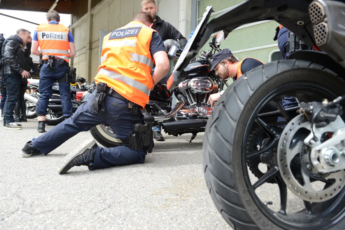 Fahrzeugspezialisten der Polizei schauten sich die Maschinen genau an. Kontrolle eines Motorrads