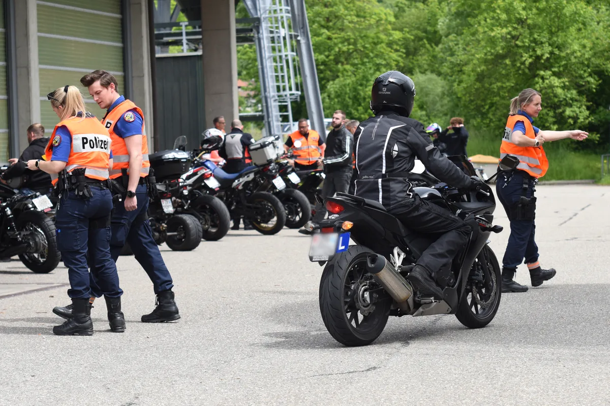 In Lipperschwendi war der Hauptkontrollplatz. Töfffahrer werden in Kontrollplatz eingewiesen.