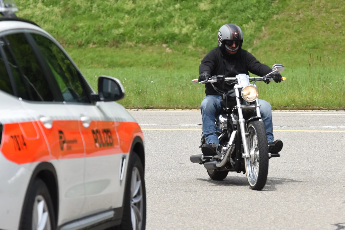 Motorräder werden technisch geprüft Motorräder werden technisch geprüft