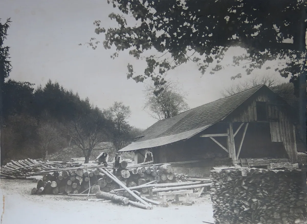 Jakob Bachmann (links) und zwei Helfer bei der Handarbeit etwa 1920 neben der Sägerei.