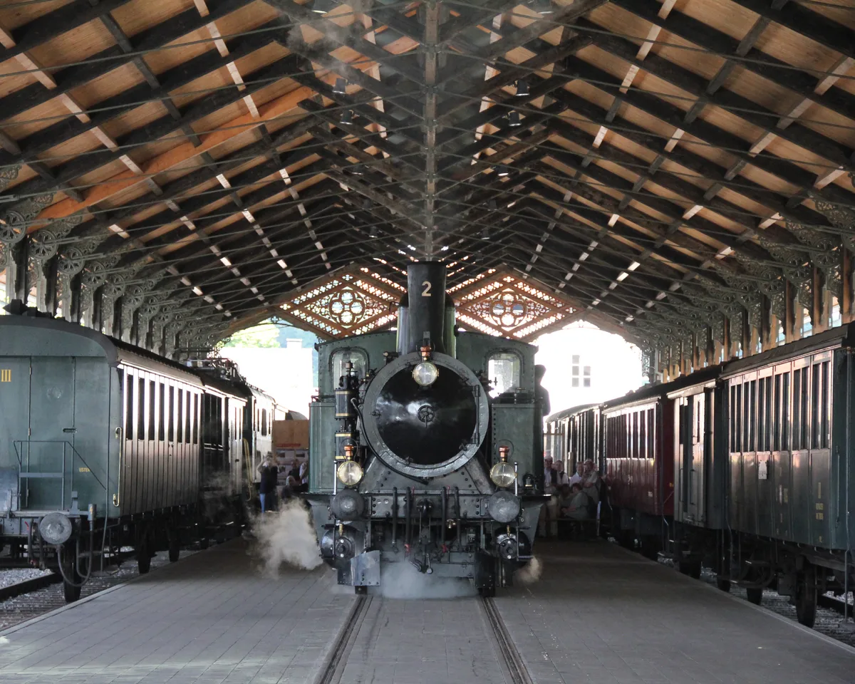 Eine Dampfbahn im Bahndepot in Bauma.