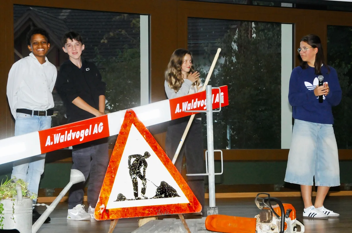 Man sieht vier Oberstufenschüler auf der Bühne.
