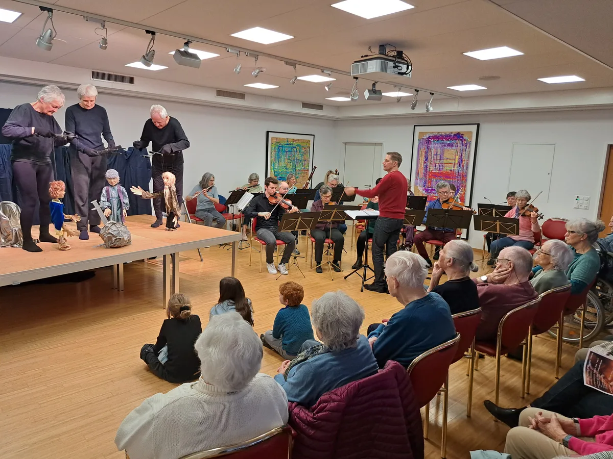 Die aussergewöhnliche Zusammenstellung des Laienorchester Instrumix und der selbstgebauten Marionetten der Nicolotheatergruppe begeisterten das Publikum in Bauma.