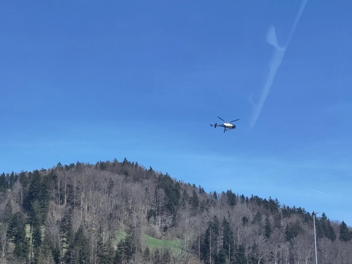 Die Kantonspolizei ist mit einem Hubschrauber nach Bauma ausgerückt. Die Kantonspolizei ist mit einem Hubschrauber nach Bauma ausgerückt.