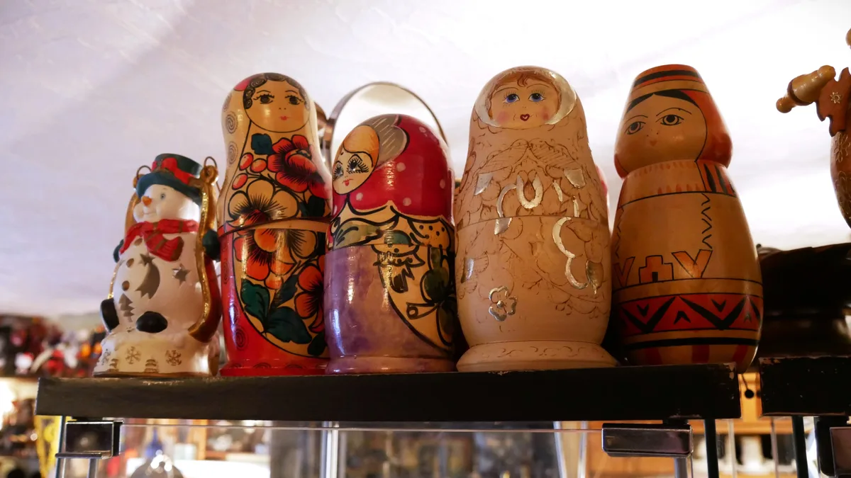 Matrjoschka-Figuren auf einer Vitrine in einem Brocki.