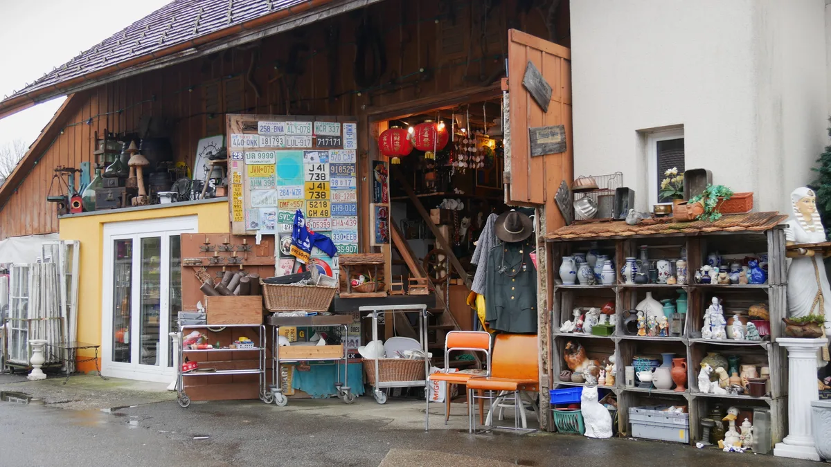 Man sieht einen zu einem Brockenhaus umgebauten Stall.