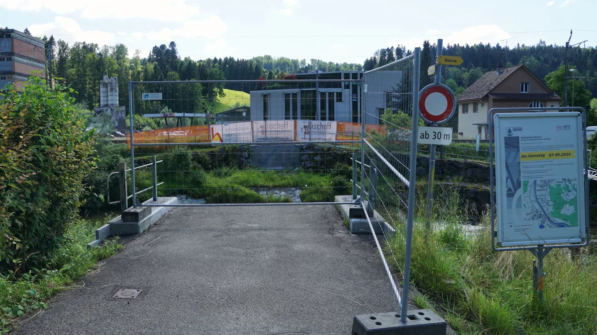 Abgesperrte Baustelle mit Hinweistafeln.