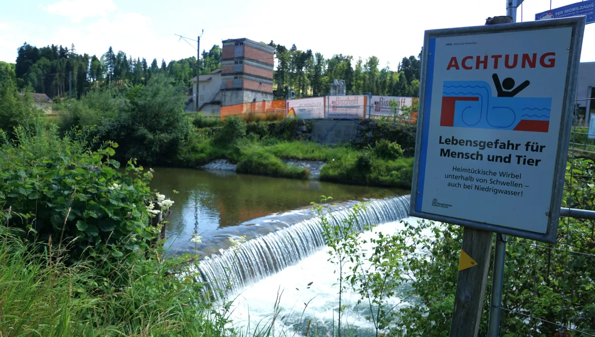 Fluss mit eingebauter Schwelle.