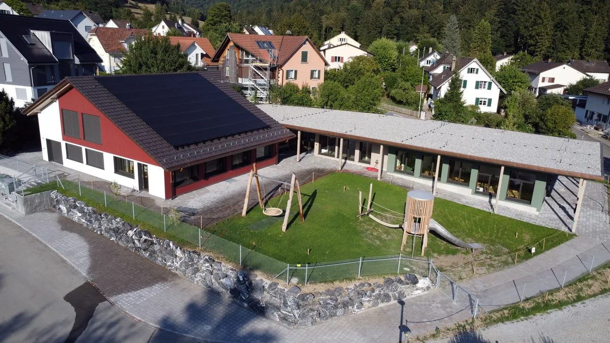 Der neue Doppelkindergarten: links der sanierte Kindergarten Gassacher und rechts der Neubau Girenbad. Eine Luftaufnahme des neuen Doppelkindergartens.