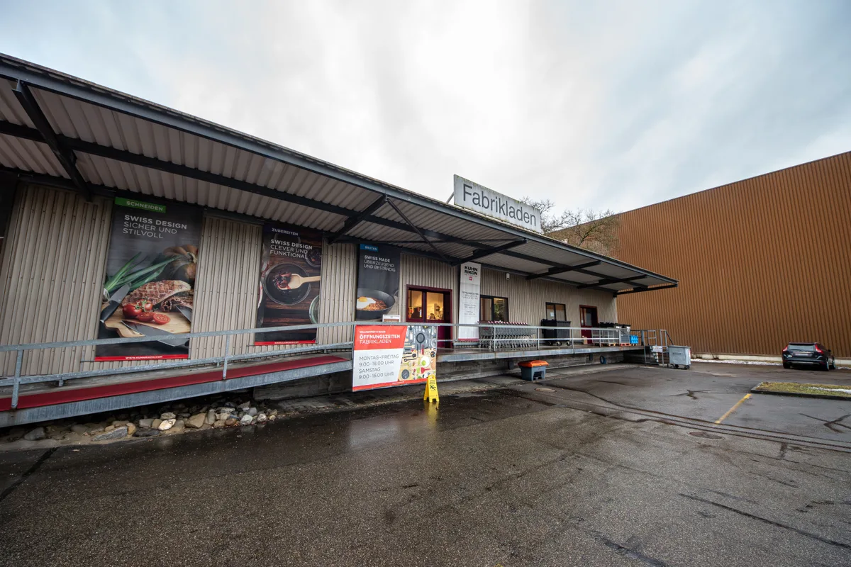 Dazu gehört auch der Fabrikladen in Rikon. Der Fabrikladen von Kuhn Rikon in einer Aussenansicht.