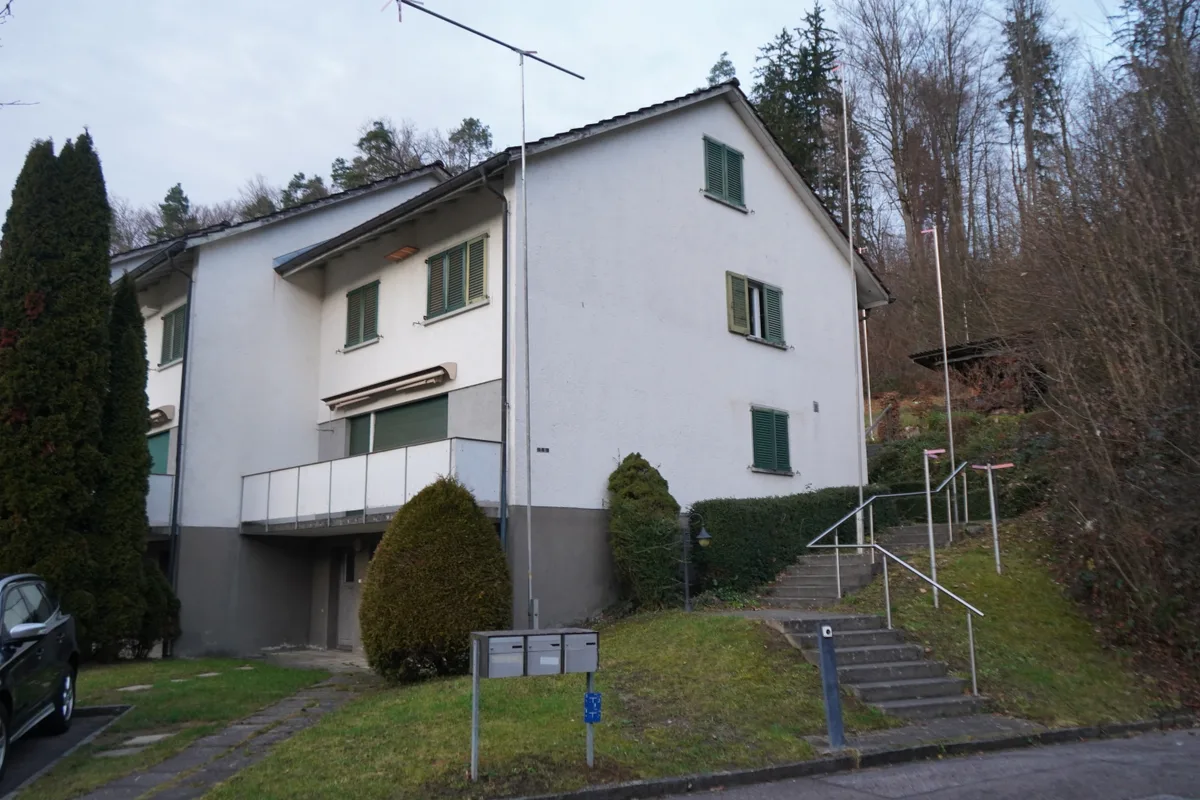 Fassade einer alten, unbewohnten Wohnüberbauung mit Baugespannen.