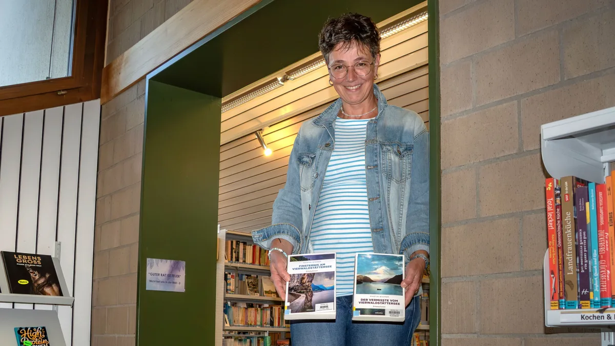 Bibliotheksleiterin Daniela Affolter ist stolz über das breite Angebot der Bibliothek Wila. In der Sparte Krimi sind die Bücher von Martin Widmer ein Aushängeschild.