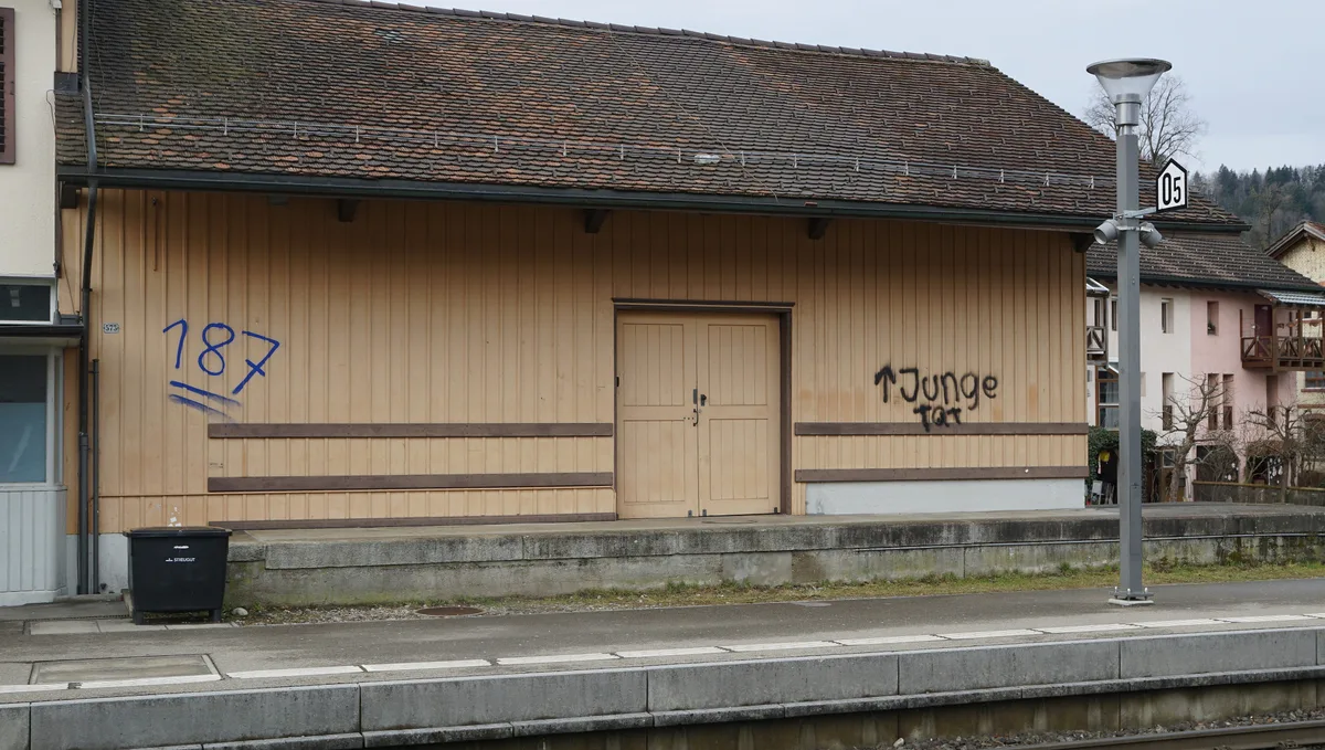 In Wila verunstalteten Graffiti-Tags mehrere Gebäude.