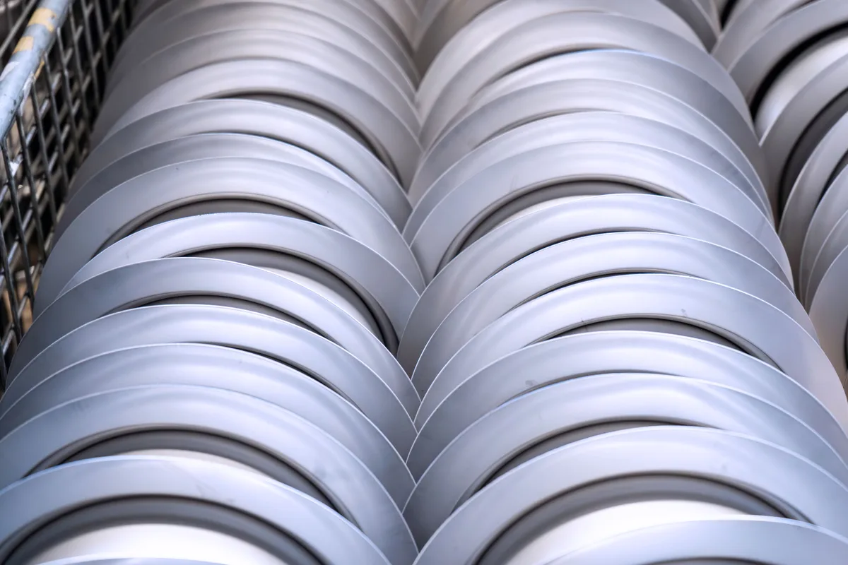 Das Unternehmen steht für Kochgeschirr von höchster Qualität. Blick in die Produktion von Kuhn Rikon am Hauptsitz in Rikon. Man sieht viele Deckel.