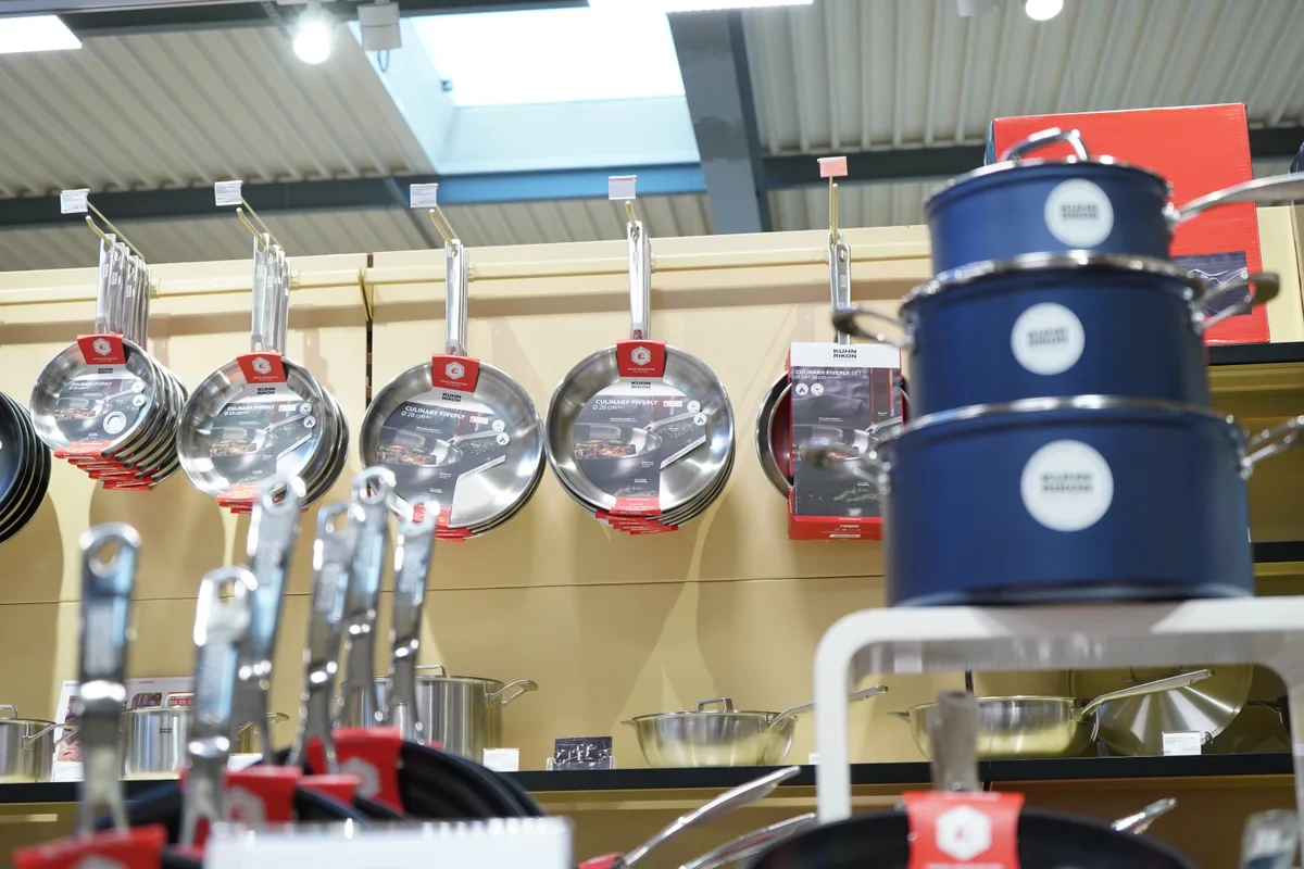 Pfannen und Töpfe im Fabrikladen von Kuhn Rikon.