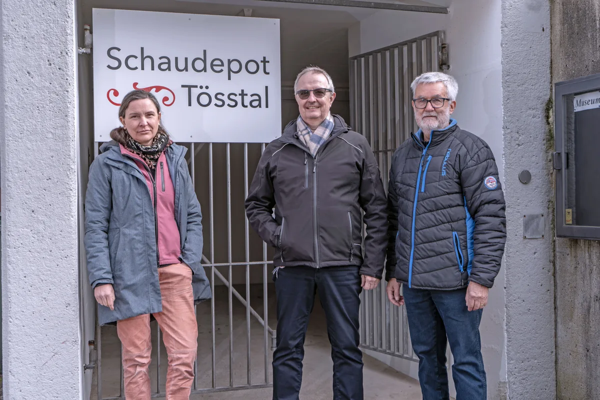 Öffnen für uns die Tore des Schaudepots (von links): Anne Caroline Liechti, Wolfgang Wahl und Fritz Fuhrimann. Man sieht eine Frau und zwei Männer vor dem Tor des Schaudepots Tösstal.