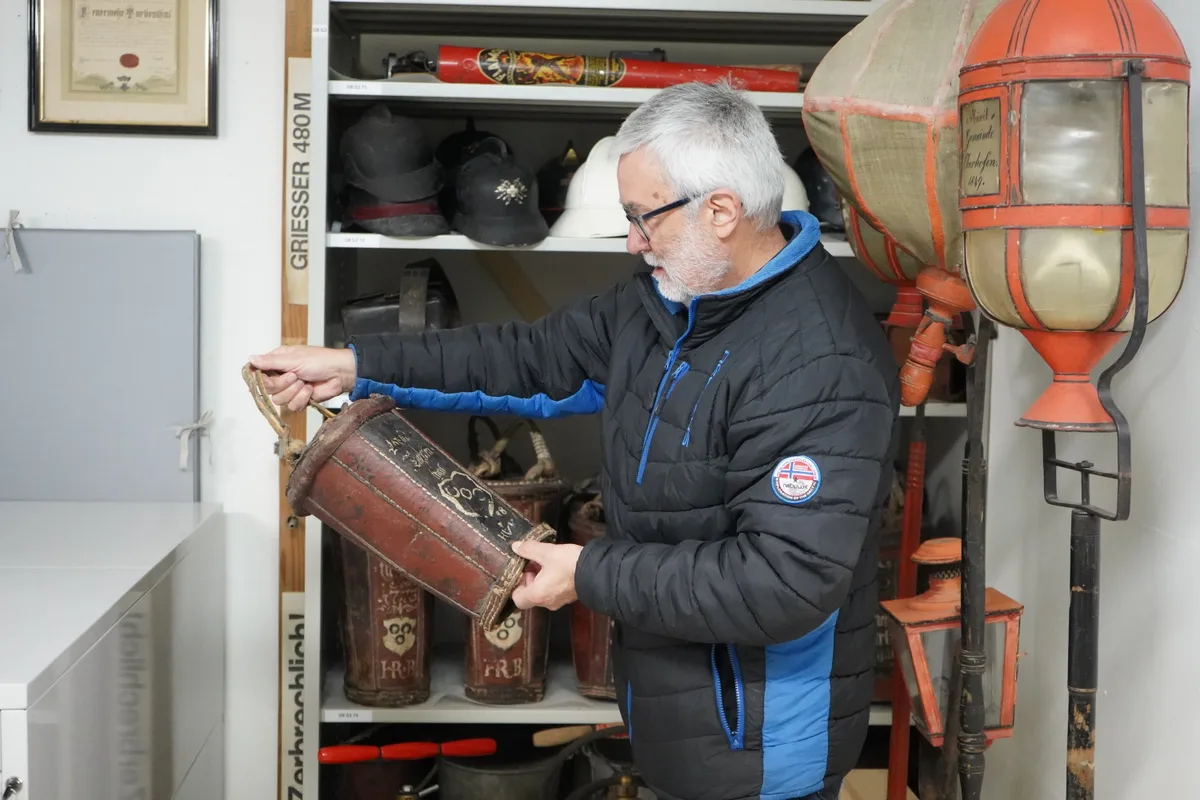 Fritz Fuhrimann bestaunt den antiken Ledereimer eines Feuerwehrmanns aus dem Tösstal.