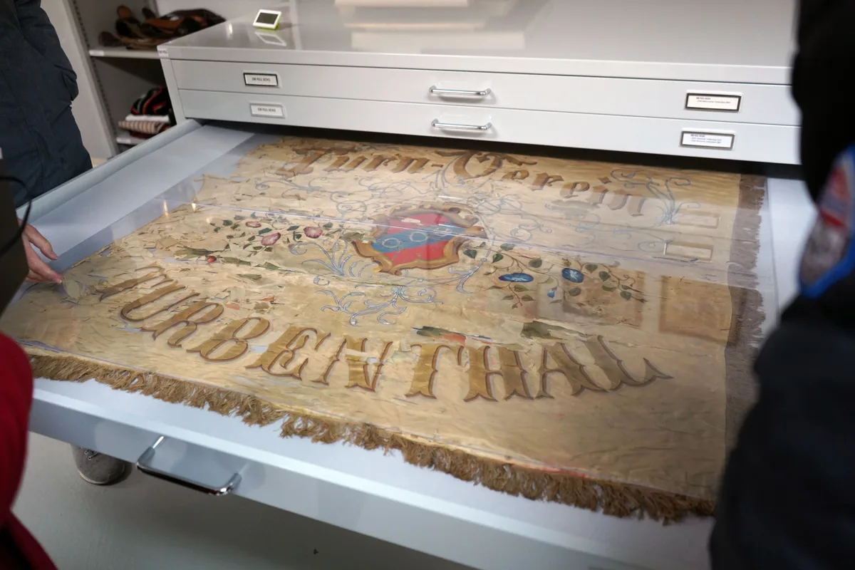 … wo Vereinsfahnen – wie diese ehemalige Fahne des Turnvereins Turbenthal – fachgerecht aufbewahrt und vor dem Zerfall bewahrt werden können. Ehemalige Fahne des Turnvereins Turbenthal