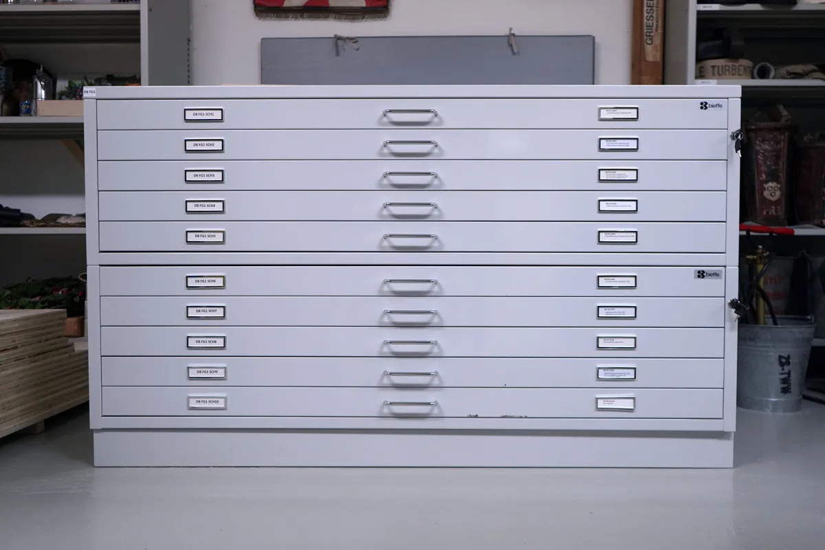 Eine der neusten Errungenschaften des Museumsvereins Turbenthal ist dieser Fahnenschrank … Erinnerungsstücke des Ortsmuseums Wila werden ins Schaudepot Tösstal gebracht.