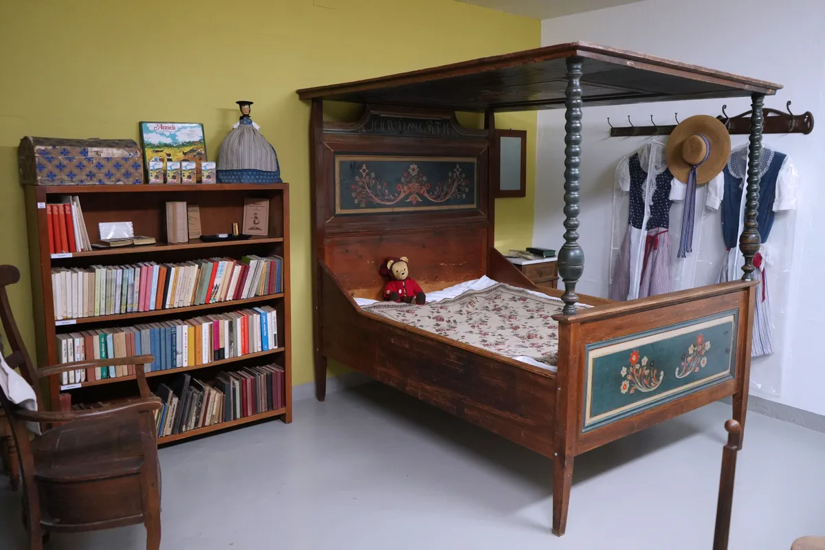 Ganze Themenbereiche sind im Schaudepot entstanden, wie hier mit Objekten und Büchern der «Anneli»-Autorin Olga Meyer. Erinnerungsstücke des Ortsmuseums Wila werden ins Schaudepot Tösstal gebracht.