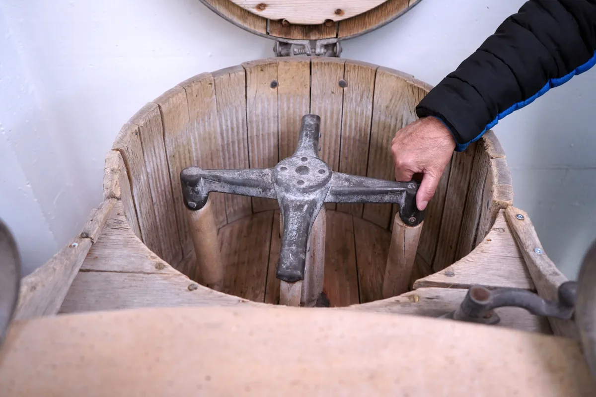 Erstes Waschmaschinenmodell der Firma Miele – eine Weiterentwicklung eines Holzfasses, in dem früher Rahm zu Butter geschlagen wurde. Das erste Waschmaschinenmodell von Miele.