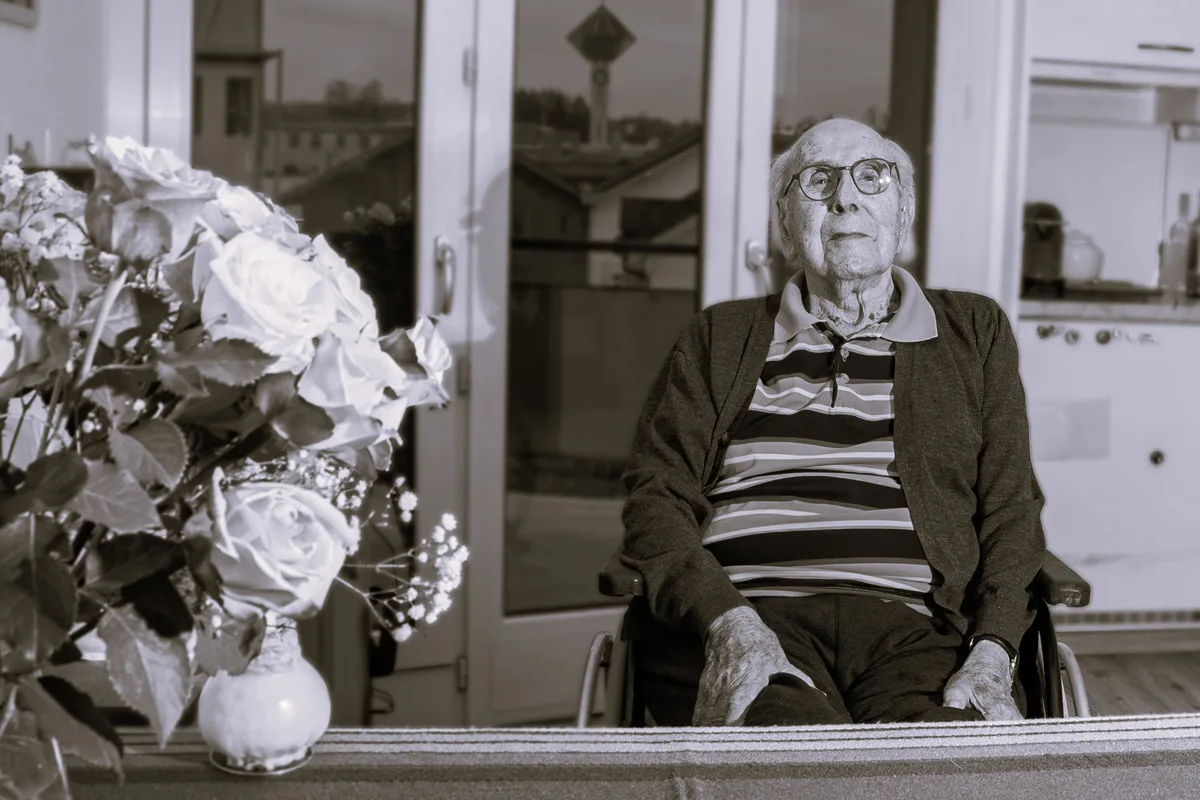 Albert Honegger sitzt in einem Rollstuhl.