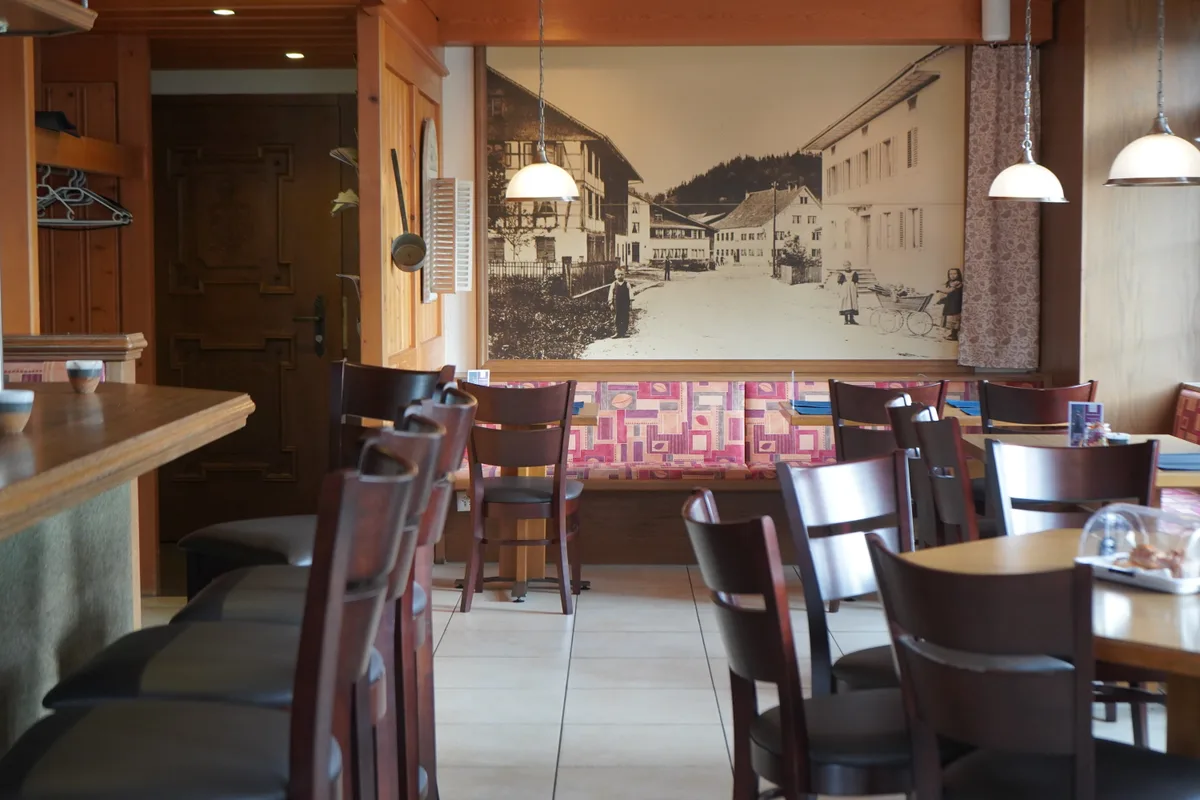 Die Inneneinrichtung, mit dunklen Stühlen und farbigen Polstern.