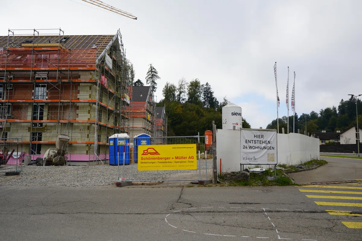 Eine Baustelle, wo 24 Wohnungen gebaut werden.