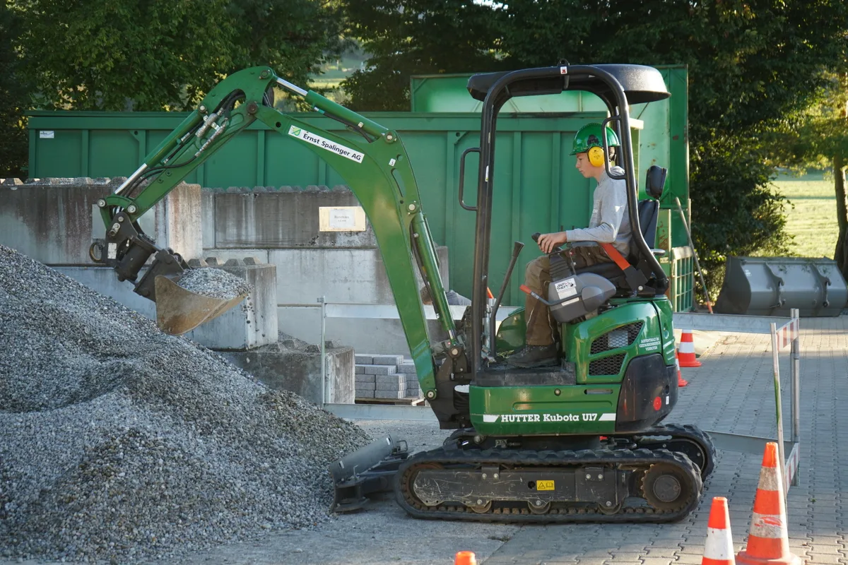 Jugendliche besuchen während des Berufwahlparcours die Spalinger Gartenbau AG
