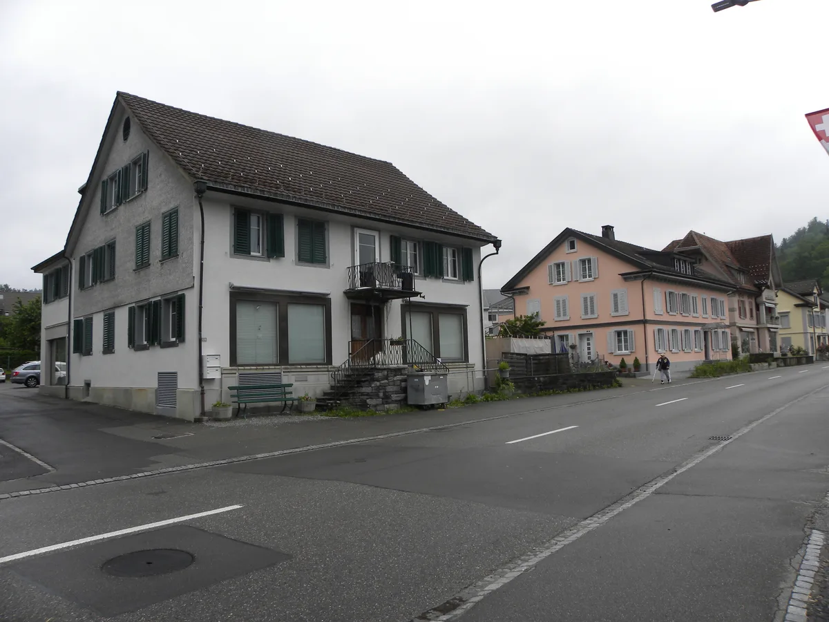 wohnhaus und rosa gebäude rechts