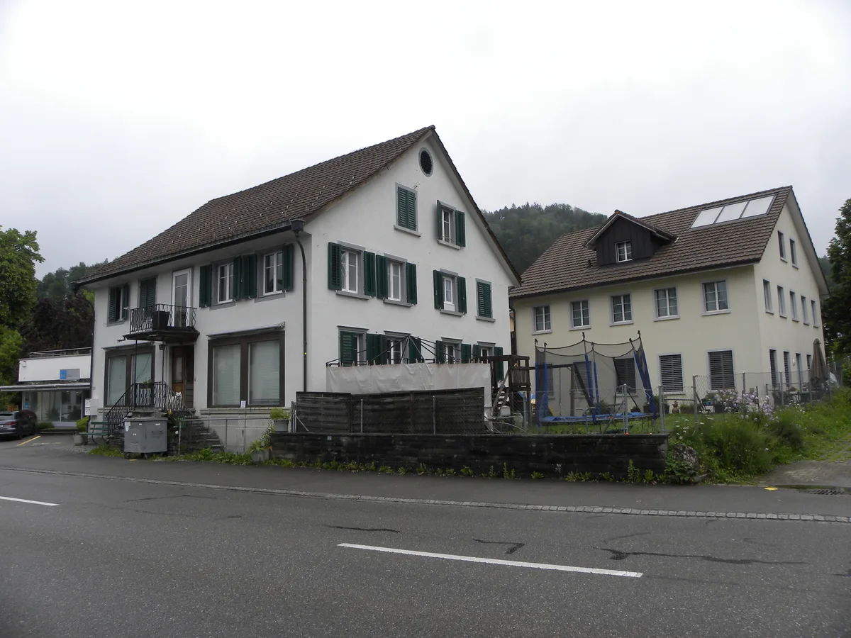 Haus und zurückversetzt ein gelbliches Haus