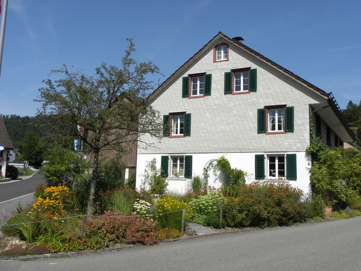 zwischen der Gyrenbadstrasse (links) und der Schürstrasse befinden sich Haus und Brunnen.