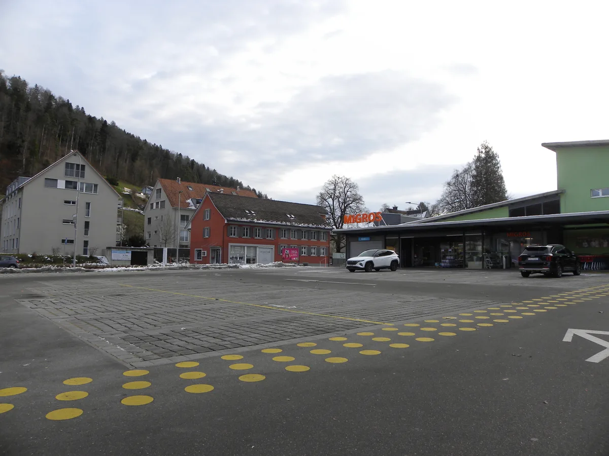 Fast leerer Parkplatz