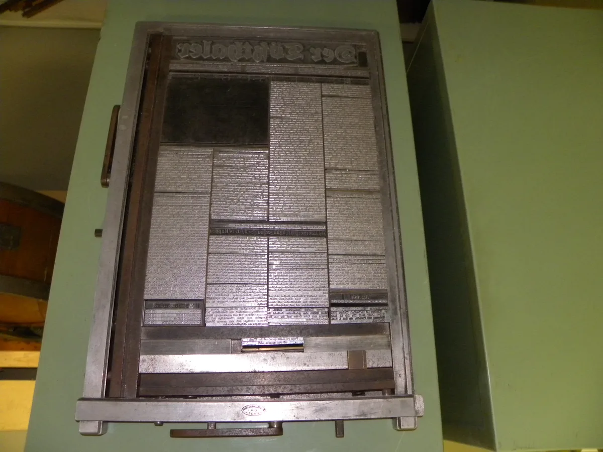 Eine Druckplatte aus Metall.