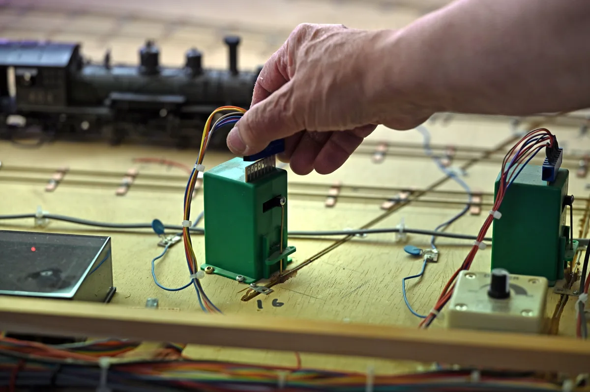 Damit an der Oberfläche alles funktioniert, sind unterhalb viele Kabel verlegt. Dadurch lassen sich Weichen und Signale steuern. James Stapfer zeigt uns die On3-Modellanlage in Rikon.