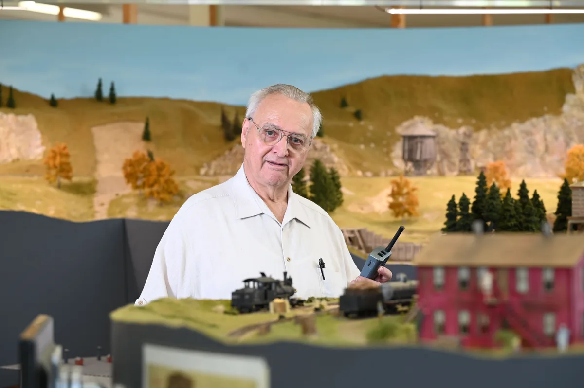 James Stapfer mit dem Steuerungsgerät in der Hand. Im Vordergrund das Sägewerk. James Stapfer zeigt uns die On3-Modellanlage in Rikon.