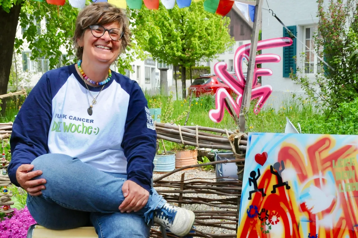 30508035-5 Silvia Isgrò mit dem Bild des Künstlers, der inzwischen auch zu den treuen Begleitern gehört.