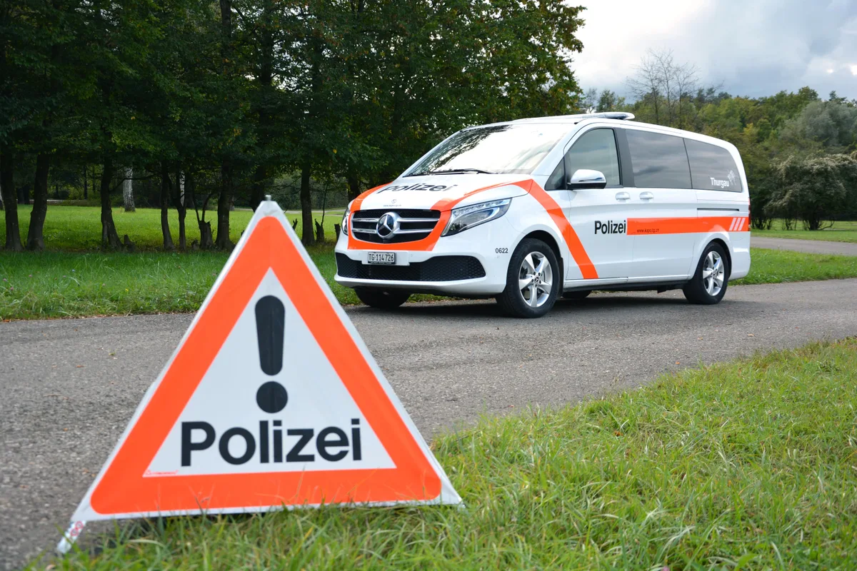 Die Kantonspolizei Thurgau musste am Donnerstagabend nach Balterswil unweit der Grenze zum Tösstal ausrücken. (Symbol) Die Kantonspolizei Thurgau musste am Donnerstagabend nach Balterswil unweit der Grenze zum Tösstal ausrücken. (Symbol)