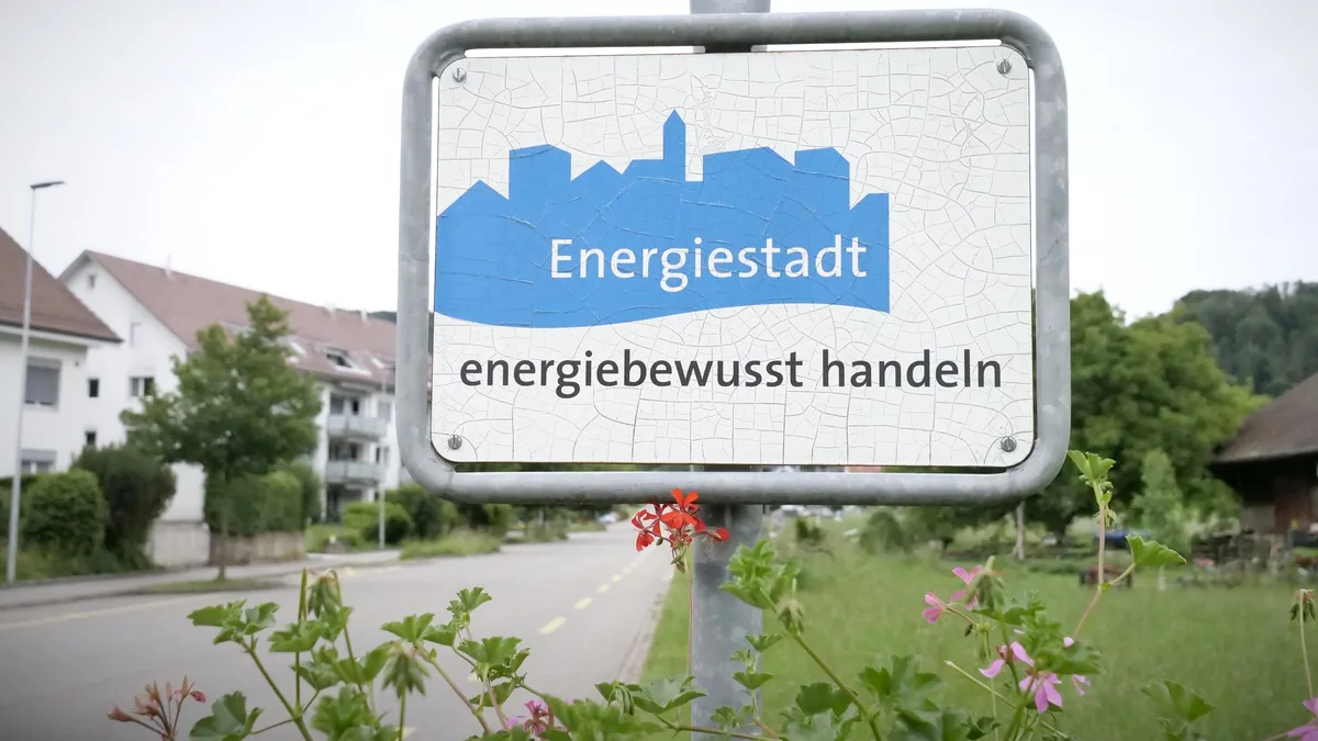 Ortstafel Zell mit Energiestadt-Label, 4.6.2025