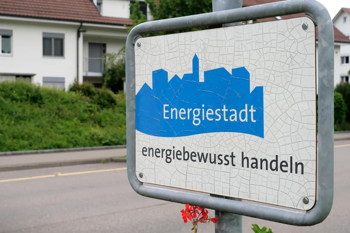 Ortstafel Zell mit Energiestadt-Label, 4.6.2025