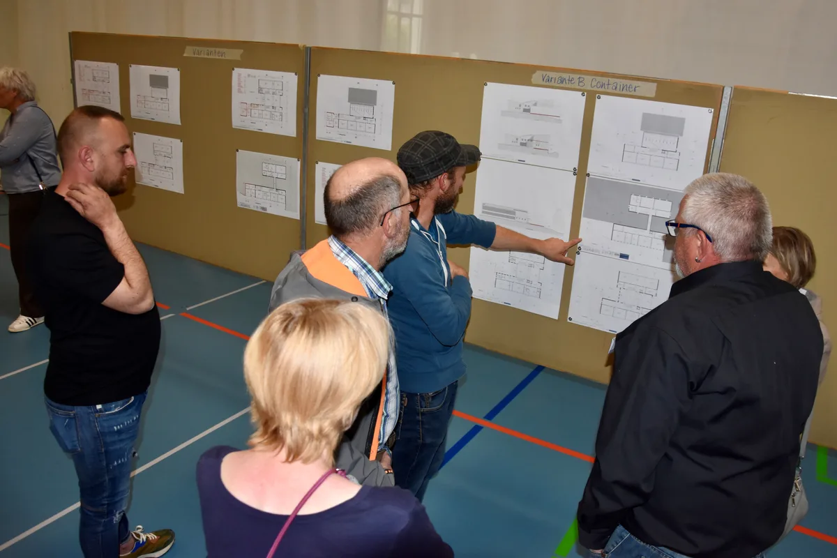 30372591-7 Studium der Pläne.