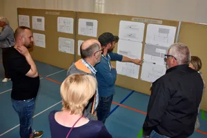 30372591-7 Studium der Pläne.