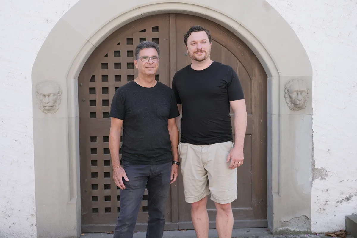 Zwei Männer vor einem Gewölbe