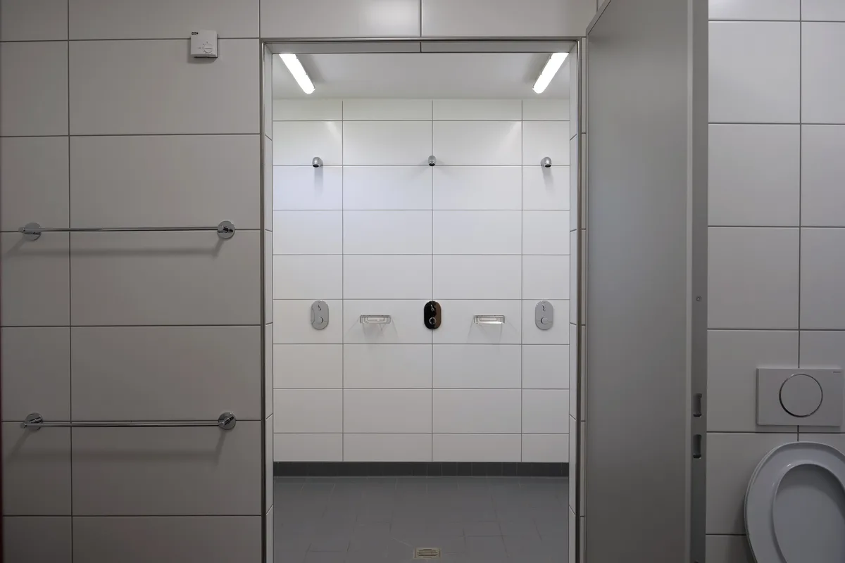 Foto vom Interieur eines neuen Garderobengebäudes für Fussballerinnen.