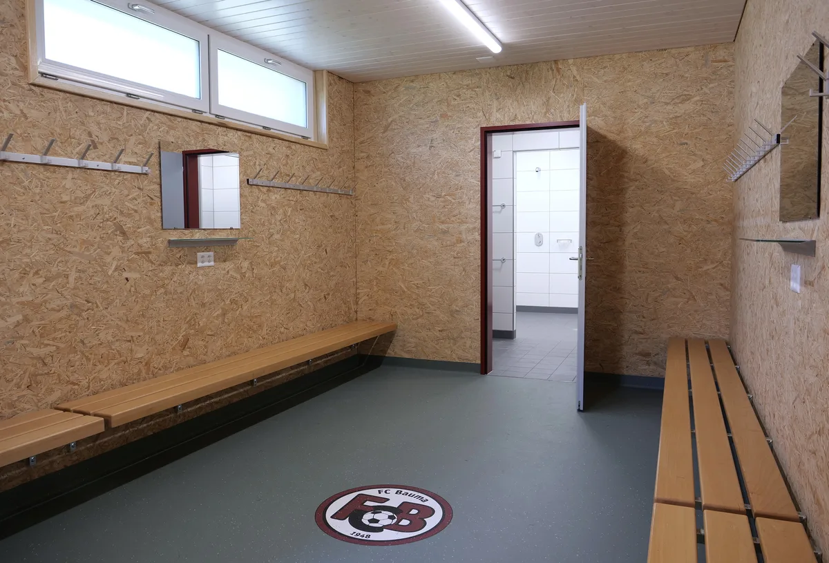 Foto vom Interieur eines neuen Garderobengebäudes für Fussballerinnen.