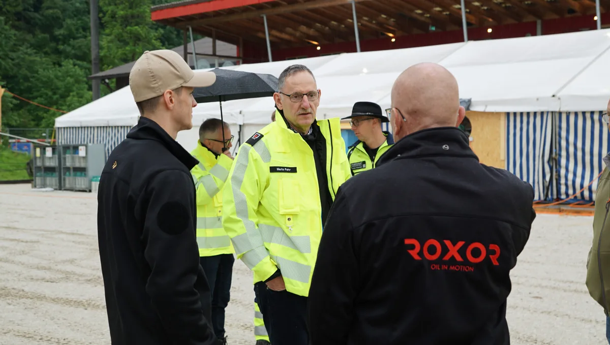 Menschen im Gespräch miteinander.