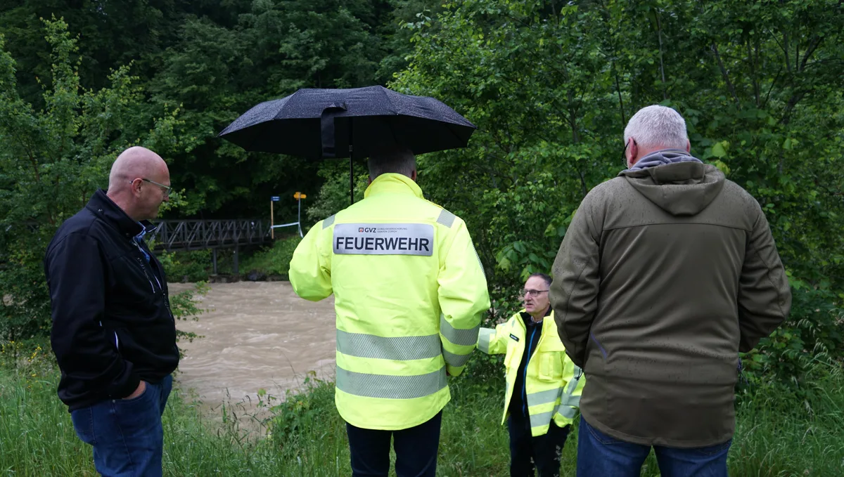 Menschen im Gespräch miteinander an einem Fluss.